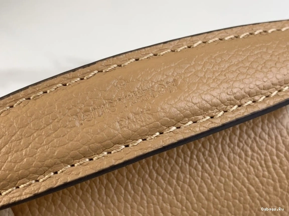 LOUIS EAST POCHETTE METIS VUITTON WEST 0131